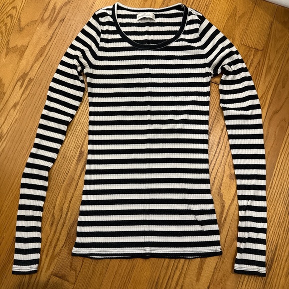 Abercrombie & Fitch Black and White Striped Long Sleeve Tee - Picture 1 of 3